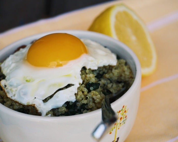 Garlicky quinoa and spinach brunch bowl
