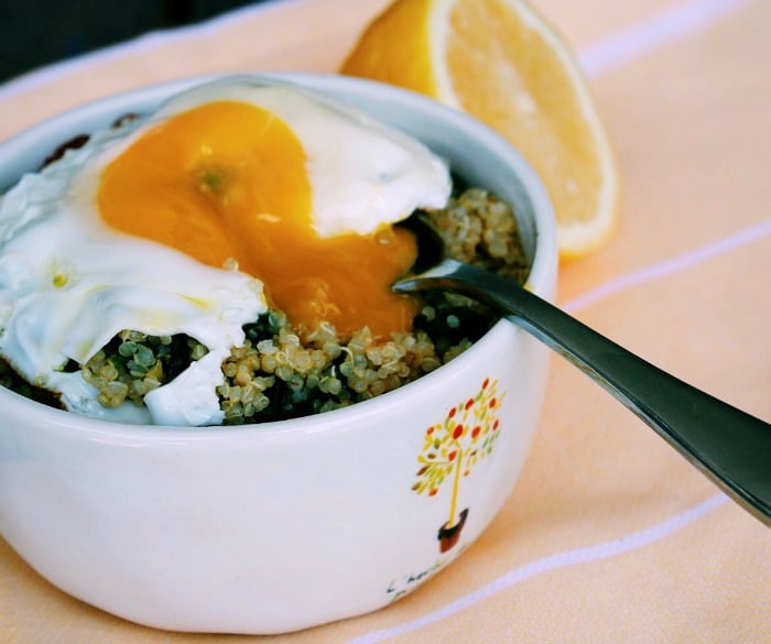 Garlicky quinoa and spinach brunch bowl