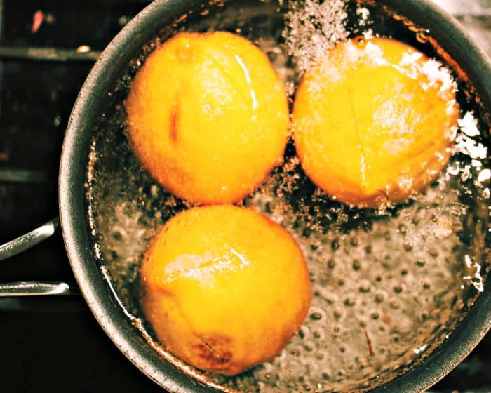 How to perfectly peel a peach: Peaches in rapidly boiling water