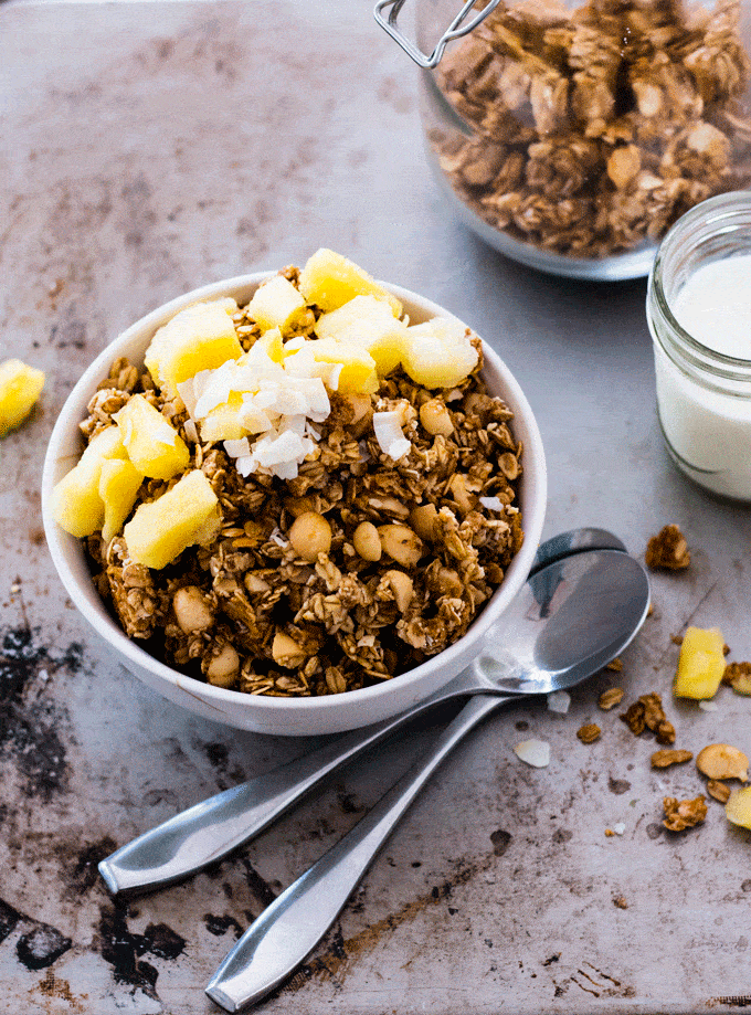 Super Easy Homemade Granola with Macadamia and Coconut Oil