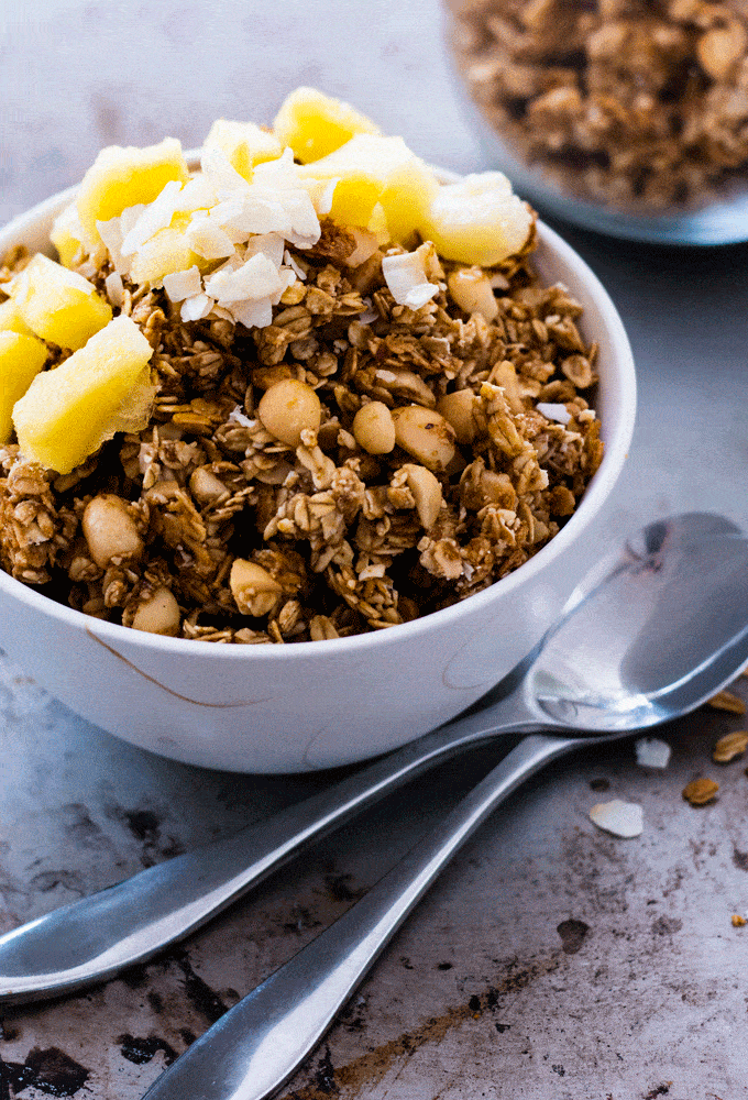 Super Easy Homemade Granola with Macadamia and Coconut Oil