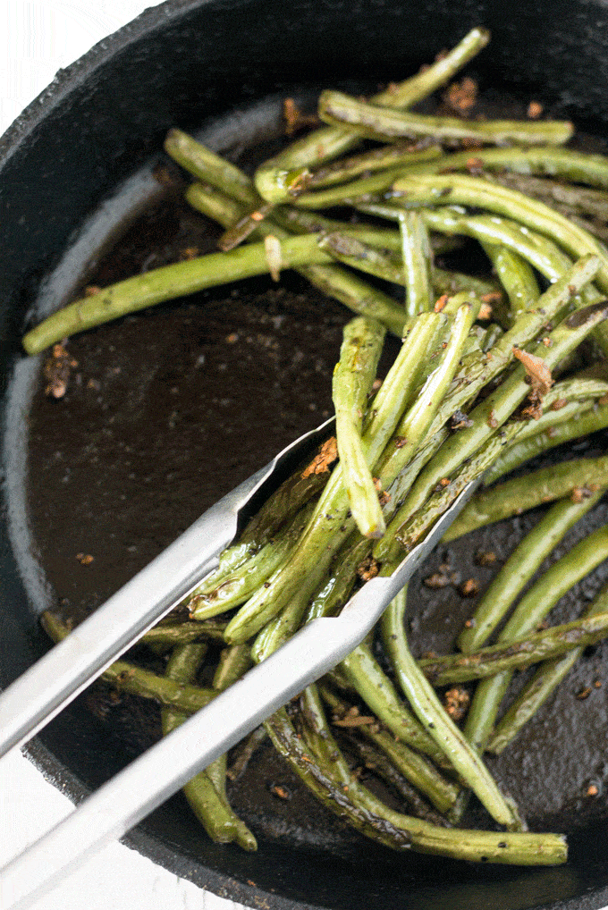 Garlic pepper skillet green beans