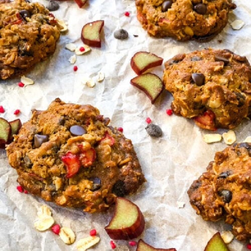 Oatmeal, Dark Chocolate, and Rhubarb Cookies Recipe